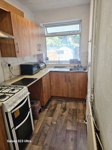 3 Bed Semi-Detached House, Pendragon Road, B42 - Photo 3