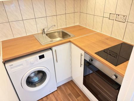Studio Flat, Very Near Warwick Road Area, SW5 - Photo 5