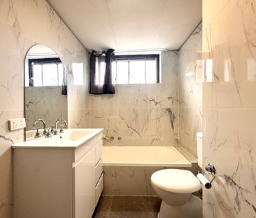 Two Bedroom Apartment in Prime Location - Photo 4