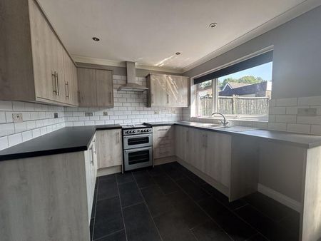 3 bedroom detached house to rent - Photo 3