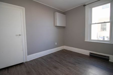 **COZY & CENTRAL** MAIN UNIT IN WESTERN HILL AVAILABLE! - Photo 2