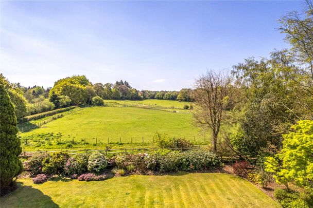 A substantial family home set in a stunning location. - Photo 1
