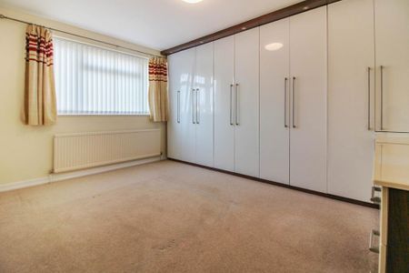 4 bedroom detached house to rent - Photo 2