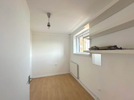 2 bed flat to rent - Photo 2