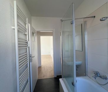 WOHNEN WIE NEU - Sanierte 3-Raumwohnung mit moderner EBK & Bad - Photo 3