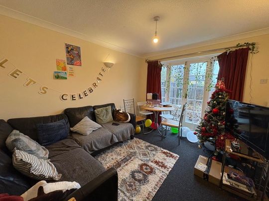 4 bedroom end of terrace house to rent - Photo 1