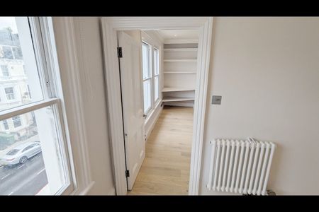 1 Bed Flat, Sinclair Gardens, W14 - Photo 3