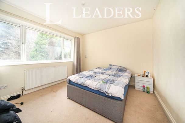 5 bedroom house to rent Old Bedford Road, Luton, LU2 - Photo 1