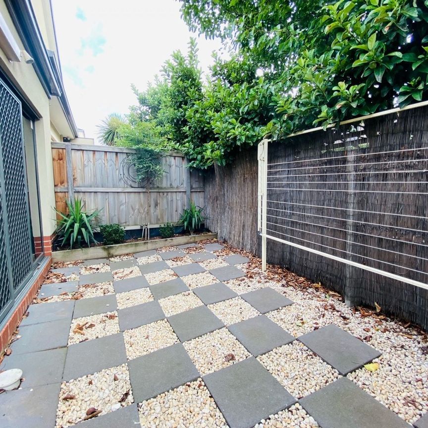 Modern 2 Bedroom Villa Unit in Prime Strathmore Location - Photo 1