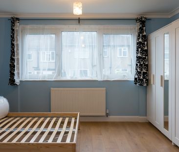 Room in a Shared Flat, Globe Road, E15 - Photo 1