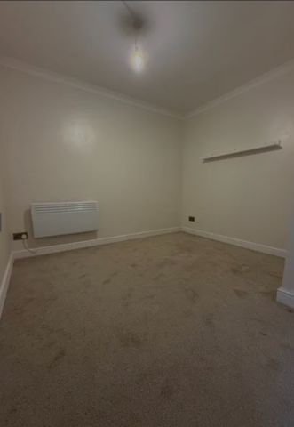3 Bed Flat, Russell House, E6 - Photo 2