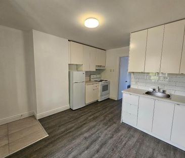 Joli studio meublé ( 2 ½ avec Chambre fermée ) en plein cœur de Ros... - Photo 2