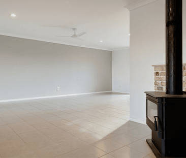 Spacious Family Home with Pool in Quiet Burleigh Waters Cul-de-Sac - Photo 4