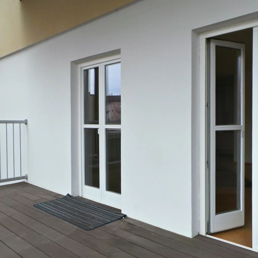 Bestlage-nahe Stadtzentrum, sanierte 2 ZI mit großem Balkon und Carport - Photo 1