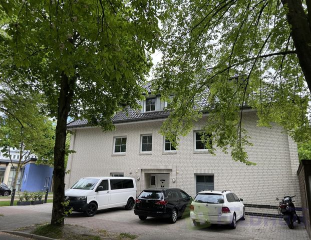 Wohnen in einer gemütlichen Dachgeschosswohnung in zentraler Lage der Stadt Leer! - Photo 1