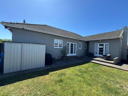 Well presented family home opposite St John's ... - Photo 5