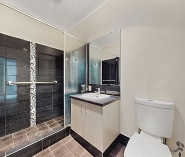 Charming Three Bedroom Cottage - Photo 3