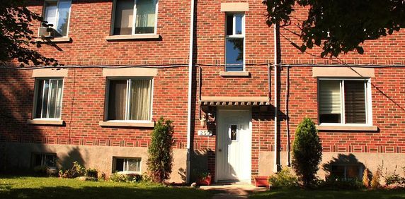 GRAND 5 1/2 RÉNOVE, PRES BORD DE L'EAU, JARDIN, SOUS-SOL ET 1 PARKING INCLUS - Photo 2