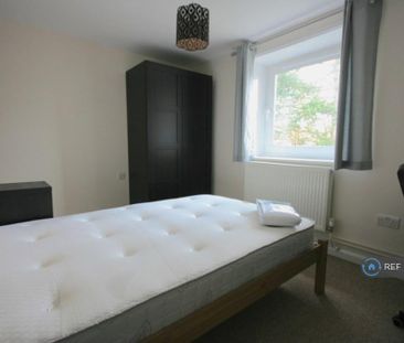 3 bedroom flat to rent - Photo 5