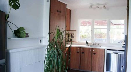 Sunny Elevated Home Near Tahunanui Beach – Privacy, Views and Character - Photo 2