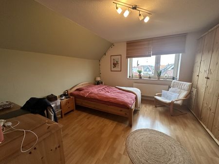 Delmenhorst: Ruhige und gemütliche 2 Zimmer DG-Whg. mit EBK, Loggia, Stellplatz und Kellerraum - Photo 3