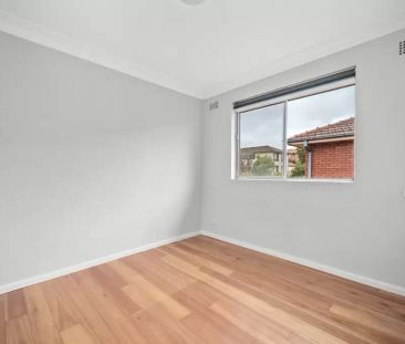 Bright Two-Bed Apartment in Campsie - Photo 5