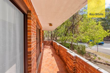 SPACIOUS AND SUN-FILLED TWO BEDROOM APARTMENT IN BOUTIQUE BLOCK - Photo 3