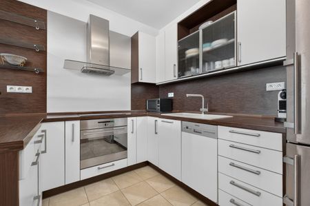 NA PRENÁJOM | PRIESTRANNÝ 2-IZBOVÝ BYT SO ZASKLENÝM BALKÓNOM A GARÁŽOVÝM STÁTÍM | KARLOVA VES - Photo 5