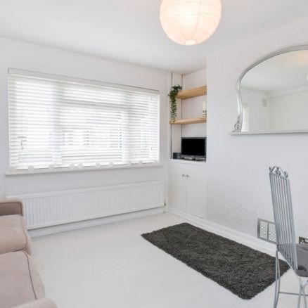LOOK NO FURTHER! Fabulous 2 Bed Flat To Let in SE20 - Photo 1