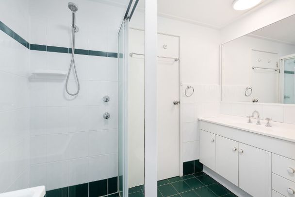 Spacious apartment in prime Wollstonecraft location + new carpet - Photo 1