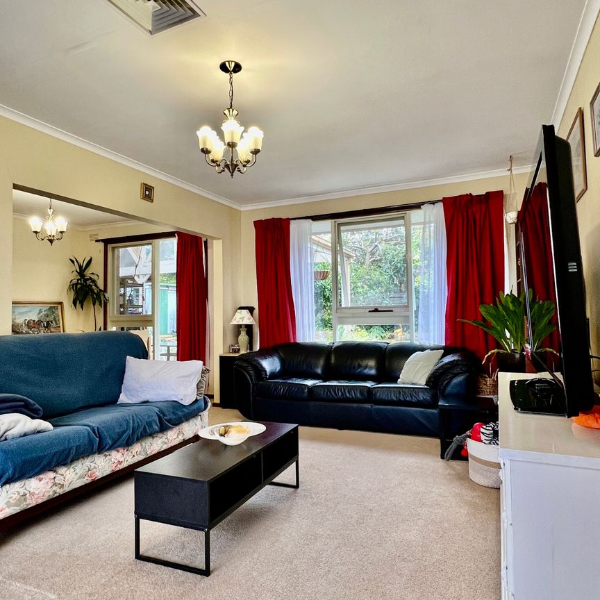 Glen Waverley - Photo 1