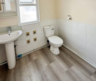 2 bedroom bungalow to rent Hillman Avenue, Jaywick, CO15 - Photo 6