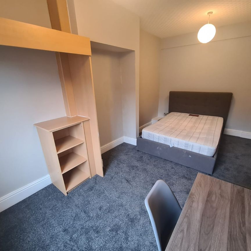 5 Bed - 11 Stanmore Street, Burley, Leeds - LS4 2RS - Student - Photo 1