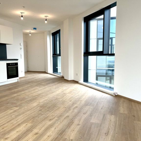 Urbanes Wohnen im High Five Tower ab Sommer 2025! Kompakte 1-Zimmer-Wohnung mit Loggia im 18.OG - Photo 1