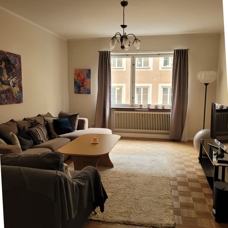 Stor lägenhet med centralt läge - Photo 1