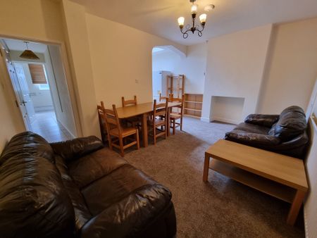 5 Bed Student Accommodation - Photo 2