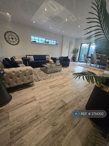 4 bedroom detached house to rent - Photo 2