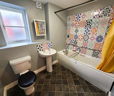 3 bedroom flat to rent - Photo 5