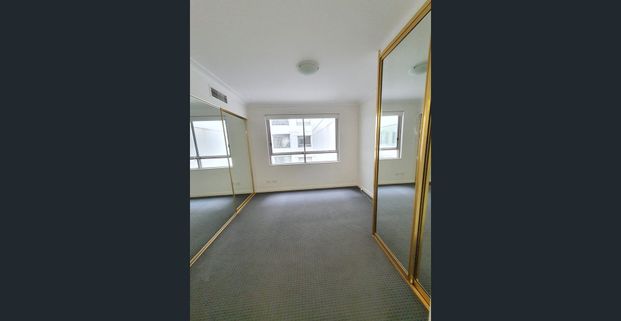 GREAT LOCATION RIGHT OPPOSITE MILSONS POINT STATION LIGHT AND BRIGHT ONE BEDROOM UNIT - Photo 1