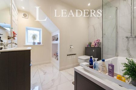 3 bedroom semi-detached house to rent - Photo 4