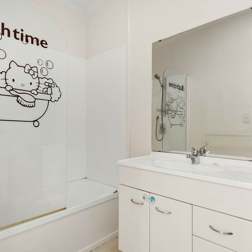 Fantastic Three bedrooms Townhouse! - Photo 1