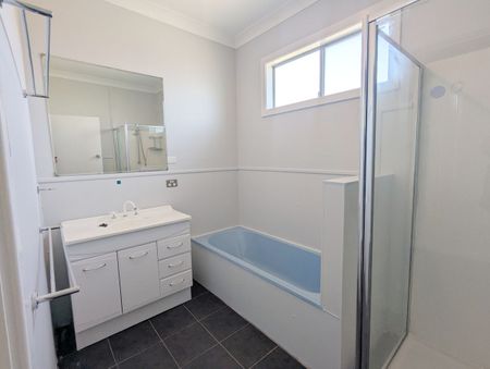 Charming 2 Bed Cottage with Ducted A/C - Photo 4