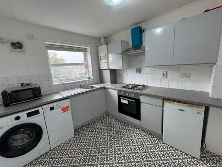 1 bedroom in a house share to rent - Photo 3