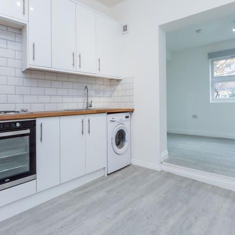 spacious 3 bedroom property close to Hackney downs - Photo 1