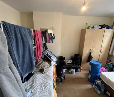 4 bedroom semi-detached house to rent - Photo 6
