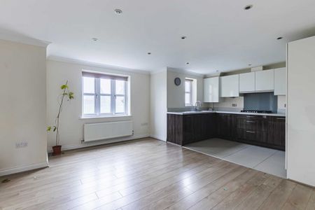 2 bed Flat for rent - Photo 2