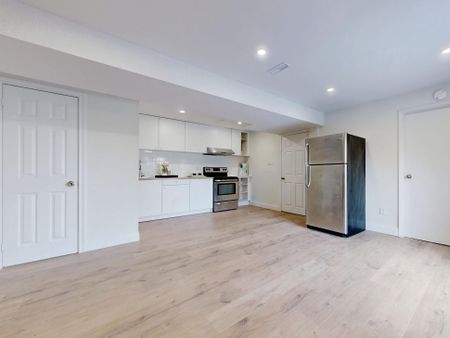 For Lease - 47 Lowe Boulevard, Newmarket, Ontario - Photo 5