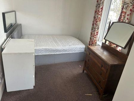 1 bedroom in a house share to rent - Photo 4
