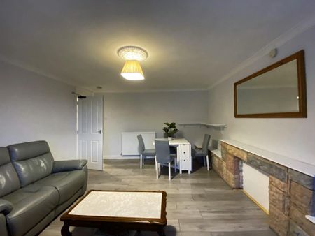3 bedroom flat to rent - Photo 2