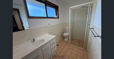 Stylish Two-Bedroom Townhouse – End Unit Convenience - Photo 5